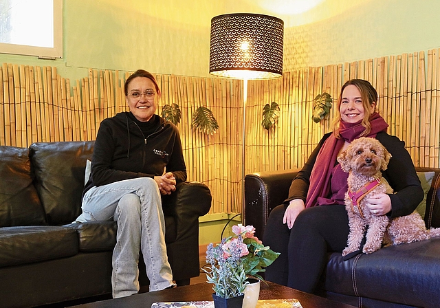 Freuen sich, dass die Stimmung wieder gut ist: Die beiden Jugendarbeiterinnen Jelena Perez und Virginia Imhof (r.). Melanie Bär