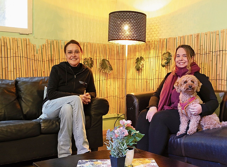 Freuen sich, dass die Stimmung wieder gut ist:  Die beiden Jugendarbeiterinnen Jelena Perez und Virginia Imhof (r.). Melanie Bär
