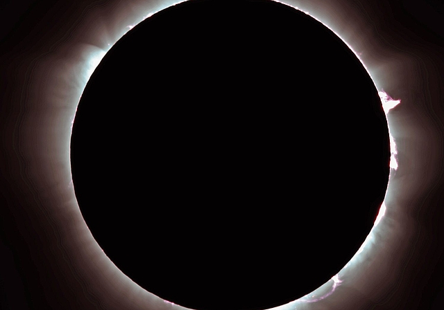 Totale Sonnenfinsternis in Exmouth, Australien. Nur während einer totalen Sonnenfinsternis wird die Korona sichtbar. Die Korona ist die äusserste Schicht der Sonnenatmosphäre, die sich oberhalb der Chromosphäre befindet und sich Millionen Kilomet
