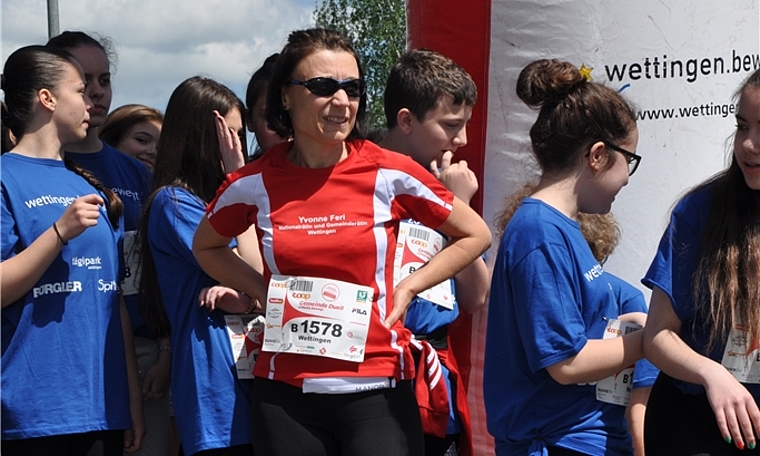Yvonne Feri und Oberstufenschülerinnen bei «Schweiz.bewegt». Foto: zVg 