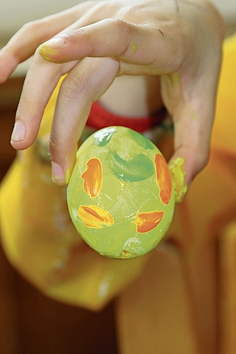 Mit Farbe und Klarlack dekoriert. bär