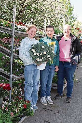 Verkaufen Pflanzen: Jasmin Peter sowie Melvin und Jasmin Hotz (v. l.). bär