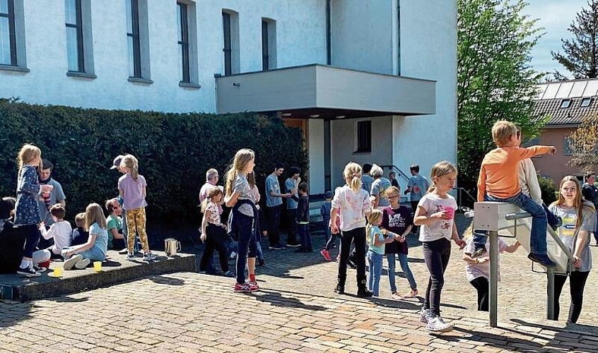 Die kleinen Forscher beim Zvieri vor der reformierten Kirche. crb