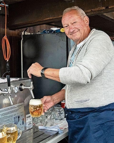 Ernst Frei schenkt Bier aus. gk