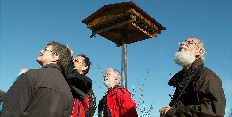 Die Exkursionsteilnehmer (in der Mitte Konrad Wiederkehr) erspähen eine Schwalbe – leider noch keine Be- wohnerin des im letzten Jahr aufgestellten Schwalbenhauses beim Altersheim. Foto: ska