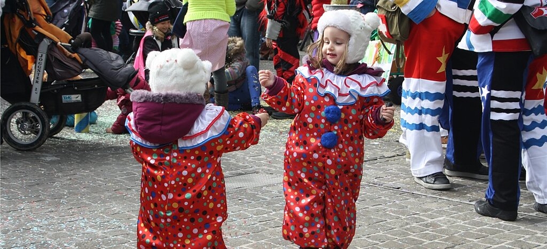 Mini-Clowns bei der Konfettischlacht auf dem Zentrumsplatz, von wo aus der Umzug um 14 Uhr Richtung Kreisel an die Staffelstrasse startete. Fotos: se
