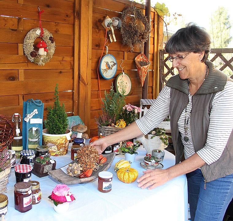 Rose Schori am Konfi-Stand in ihrem Herbstmärt im Kleinformat.