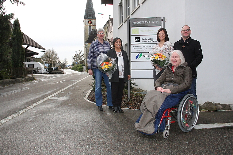 Vereinspräsidentin Heidi Sami, Martina Studerus, Silvia Schuhmacher, Gemeinderat Marcel Lang und Vizepräsidentin Regula Holliger (v. l.) vor dem Gebäude der Spitex Spreitenbach-Killwangen. Melanie Borter