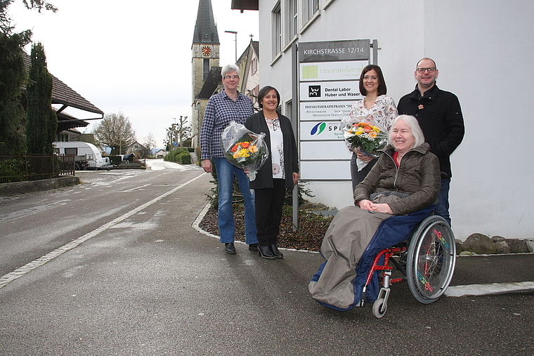 Vereinspräsidentin Heidi Sami, Martina Studerus, Silvia Schuhmacher, Gemeinderat Marcel Lang und Vizepräsidentin Regula Holliger (v. l.) vor dem Gebäude der Spitex Spreitenbach-Killwangen.  Melanie Borter