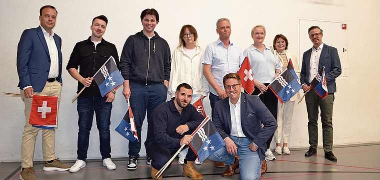 Eingebürgerte posieren mit dem Gemeinderat: Thomas Zollinger (l.), Barbara Gerster Rytz (2.v.r.), Lukas Wopmann (r.) und Vizeammann Nico Kunz (vorne rechts). ihk
