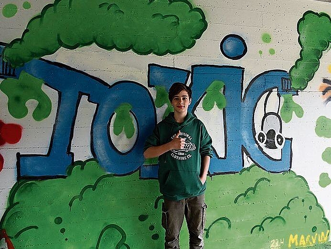 Der 13-jährige Marvin vor seinem Graffiti. Er könnte sich vorstellen, als Hobby zu sprayen – natürlich nur, wo es erlaubt ist.  mz