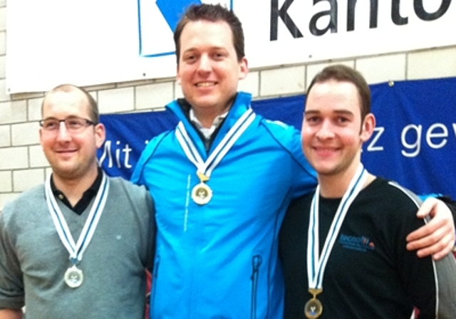 Marco Müller (v. l.), Thomas Wüest (Präsident der Sportschützen Wettingen-Würenlos) und Rafael Bereuter.Foto: zVg