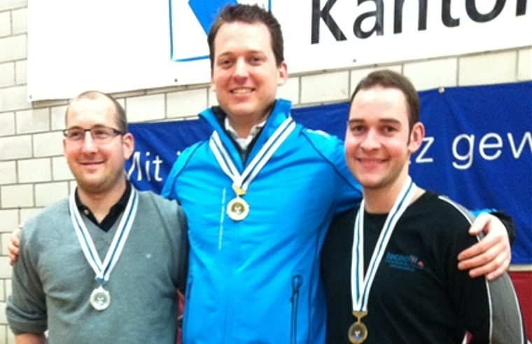 Marco Müller (v. l.), Thomas Wüest (Präsident der Sportschützen Wettingen-Würenlos) und Rafael Bereuter.Foto: zVg
