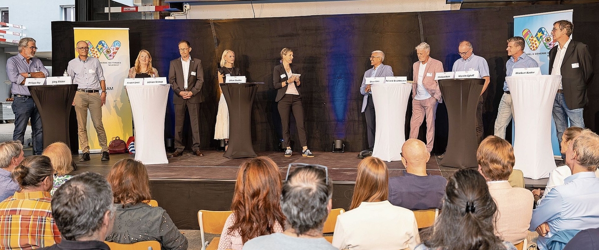 Podiumsdiskussion: Die Gemeinderatskandidaten standen Gewerbetreibenden Red und    Antwort.bildographie.swiss 