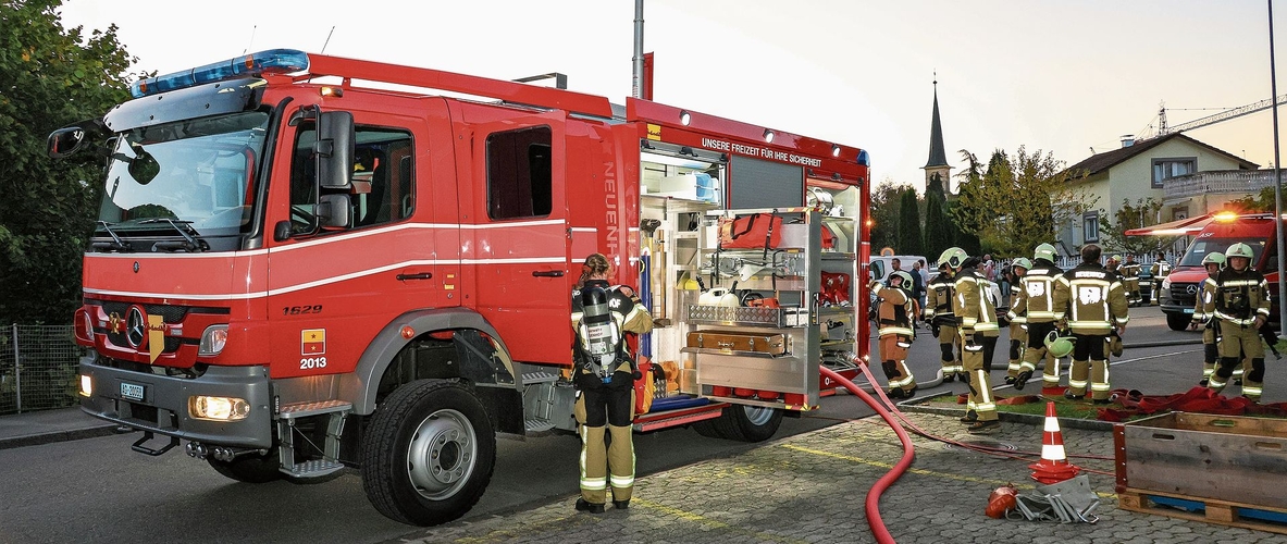 Das Tanklöschfahrzeug ist bis zum Eindunkeln im Einsatz.gk