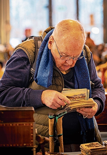 Peter Klingenfuss schaut sich jede Postkarte genau an. Peter Klingenfuss schaut sich jede Postkarte genau an.