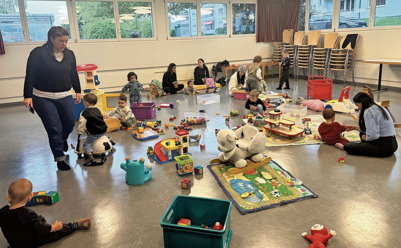 Jeden Dienstagmorgen findet im katholischen Pfarreiheim der Chrabbeltreff für alle Eltern mit Kindern von 0 bis 3 Jahre statt. zVg Jeden Dienstagmorgen findet im katholischen Pfarreiheim der Chrabbeltreff für alle Eltern mit Kindern von 0 bis 3 Jahre statt. zVg