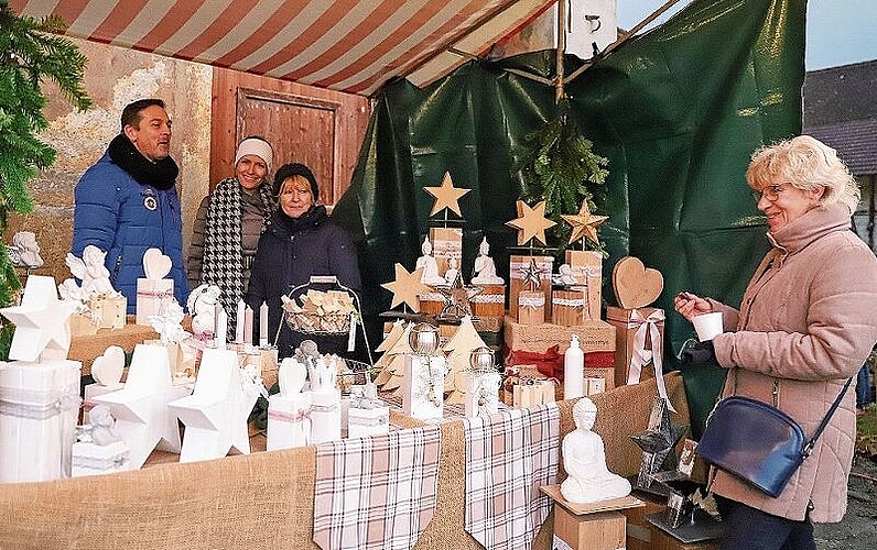 Am Stand von Otti und Silvia Schumacher wurden weihnachtliche Holzdekorationen angeboten.
