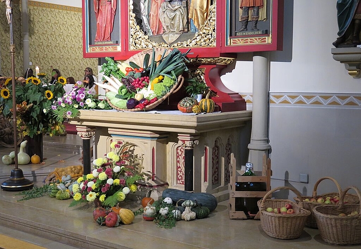 Die Kirche wurde für den Festgottesdienst besonders schön geschmückt.