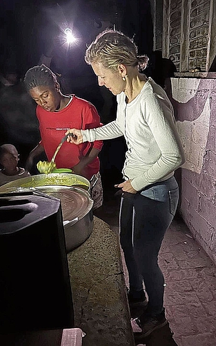 Weihnachten mal anders Melanie Bär beim Essenschöpfen im Avian Park. bär Weihnachten mal anders Melanie Bär beim Essenschöpfen im Avian Park. bär