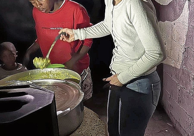 Weihnachten mal anders Melanie Bär beim Essenschöpfen im Avian Park. bär