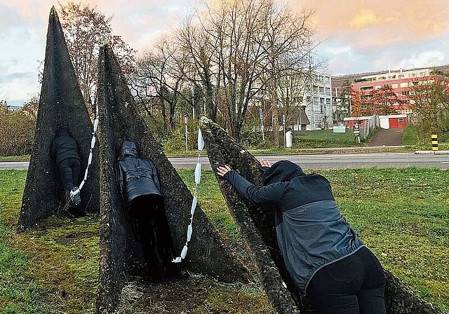 Neuinterpretation: Ainhoa, Sabrina und Zoé legten sich ins Kunstwerk von Monika Kaminska. (Bild: Nedim Zekjiri)