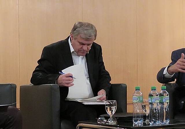 Podium Moderiert von AZ-Redaktor Mathias Küng (Mitte) vertreten Heidi Ammon (pro) und Roger Fricker (kontra) engagiert ihre Positionen.Foto: Mü