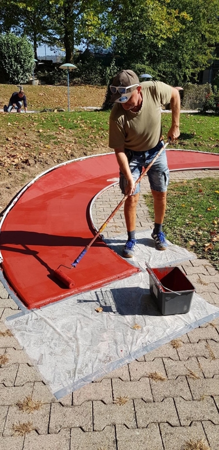 Eis- und Badmeister Markus Ernst <em>streicht den Belag der Minigolfanlage.zVg</em>