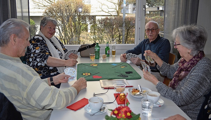 Sie geniessen ihre Jassrunde in der CaféBar. Sie geniessen ihre Jassrunde in der CaféBar.