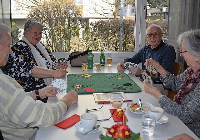 Sie geniessen ihre Jassrunde in der CaféBar.