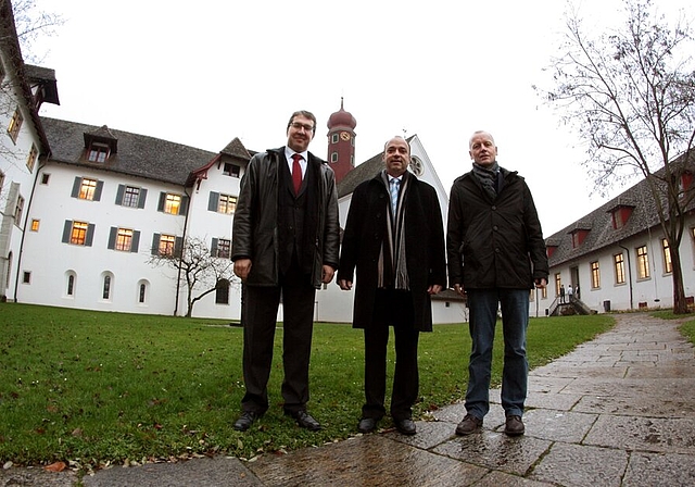 Vor dem Kloster: François Chapuis (Leiter Immobilien Aargau), Markus Dieth (Gemeindeammann Wettingen) und Thomas Pauli (Direktor «Museum Aargau»). Foto: bär