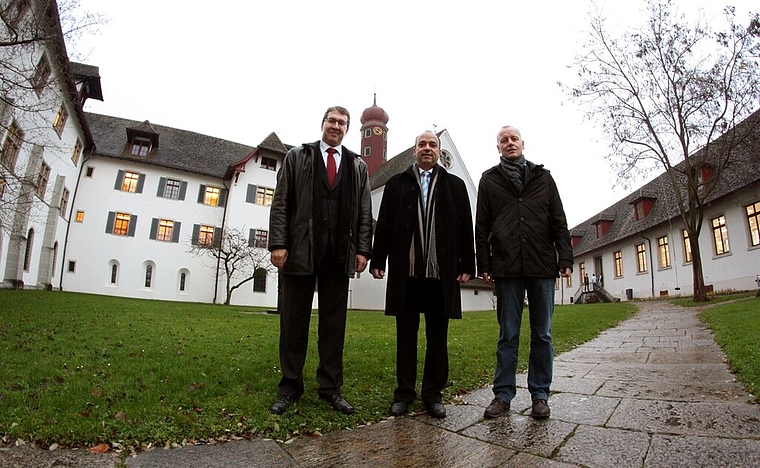 Vor dem Kloster: François Chapuis (Leiter Immobilien Aargau), Markus Dieth (Gemeindeammann Wettingen) und Thomas Pauli (Direktor «Museum Aargau»). Foto: bär