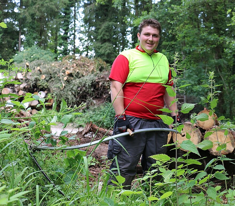 Der Forstwart-Lernende Michael Kaufmann im Wald in Spreitenbach. Melanie Bär