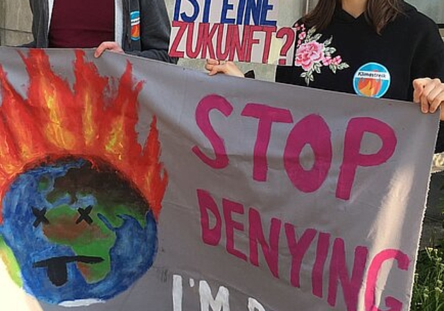 Auch am vergangenen Donnerstag machten Wettinger Klimaaktivisten auf ihr Anliegen aufmerksam. So wie hier an der Sitzung vom 16. Mai. Sibylle Egloff/Archiv