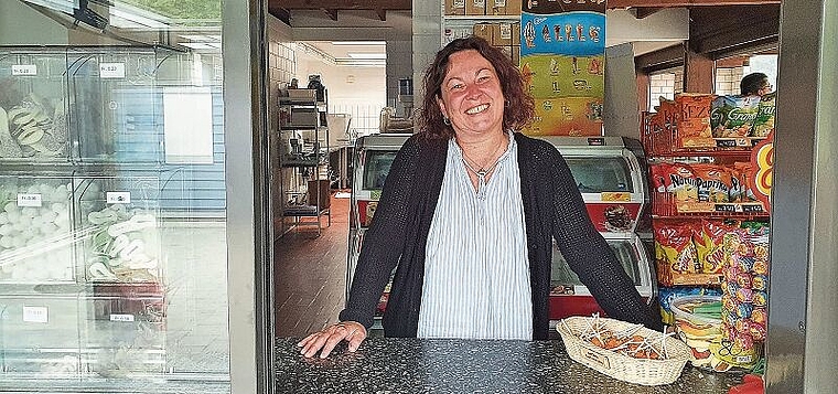 Strahlendes Lachen und harte Arbeit: Deborah Schmeddeshagen in ihrer Domäne, dem Kiosk. (Bild: Robin Schwarz)