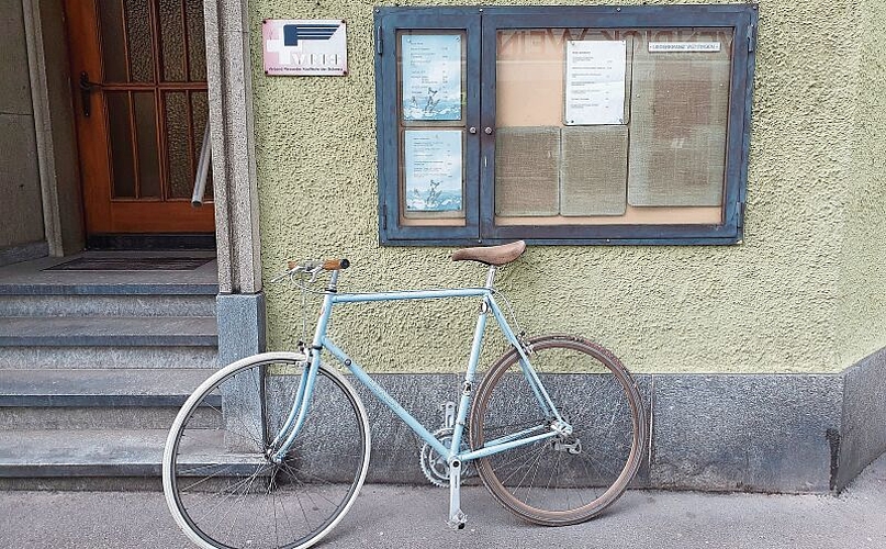 Der fast gänzlich leere Glaskasten mit Menükarte und ein einsames Fahrrad vor dem Eingang des «Winkelrieds».