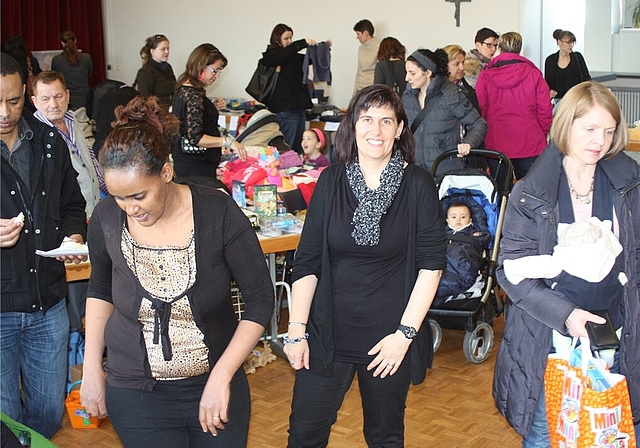 Yvonne Riner inmitten des Treibens an der Kinderartikelbörse. Foto: bär