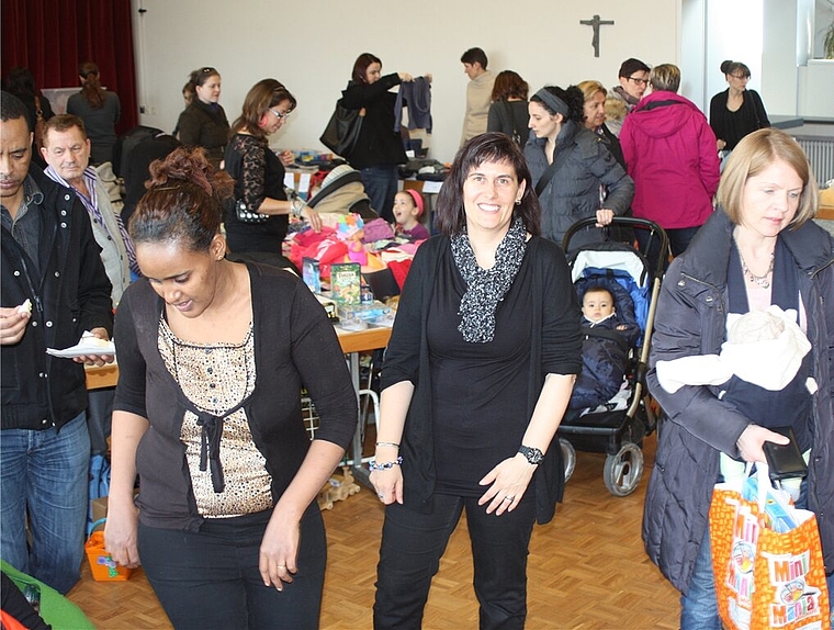 Yvonne Riner inmitten des Treibens an der Kinderartikelbörse. Foto: bär