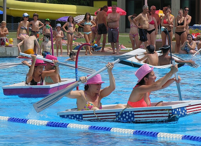 Vier umgebaute Badewannen und eine Menge lustiger Hüte standen am Sonntag Schwimmbadbesuchern zur Verfügung. Die Piraten der «Black Pearl»-Wanne kämpften mit den Fluten. ... und so erging es manchen: Die Wanne wollte irgendwie nicht. Fotos: ska So war das Rennen gedacht: Einmal um die Ente und zurück ... 