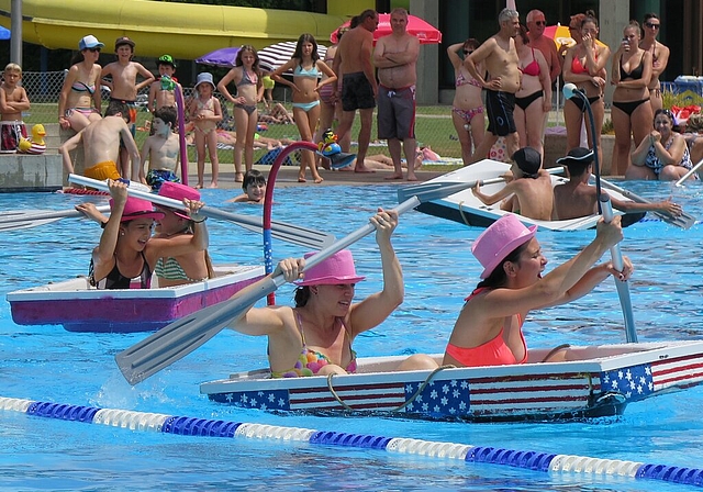 Vier umgebaute Badewannen und eine Menge lustiger Hüte standen am Sonntag Schwimmbadbesuchern zur Verfügung. Die Piraten der «Black Pearl»-Wanne kämpften mit den Fluten. ... und so erging es manchen: Die Wanne wollte irgendwie nicht. Fotos: ska 