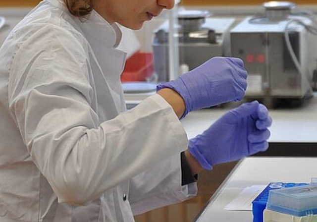 Tabea Künzler konzentriert während der Biologie-Olympiade in Vietnam. zVg