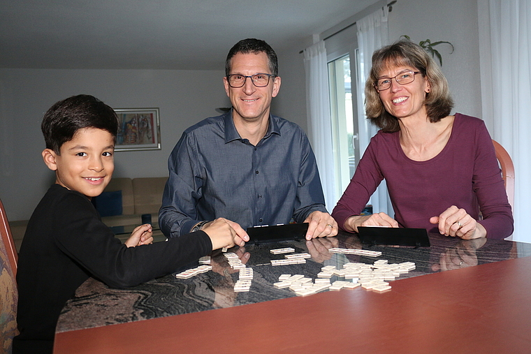 Daniel Burger mit Ehefrau Claudia und Sohn Fabian beim Rummy-Spielen.