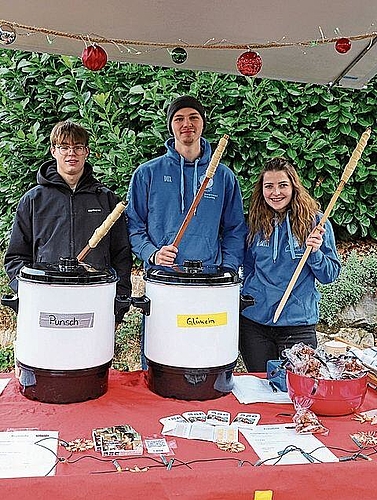 Beim Stand von Jungwacht und Blauring gibt es Schlangenbrot.gk