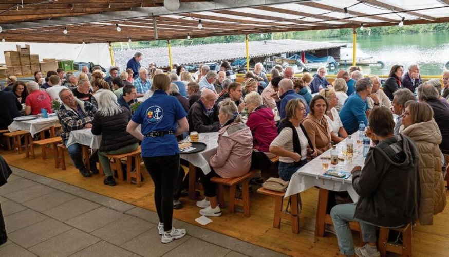 Grossandrang: In der Hafenanlage an der Limmat ist jeder Platz besetzt.Gaby Kost