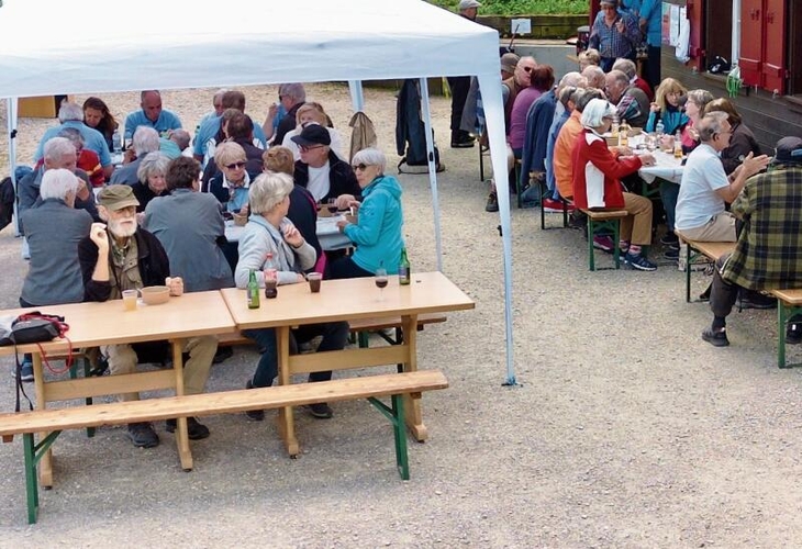 Die Leute sitzen bei der Fischerhütte Killwangen zusammen. Ian Stewart