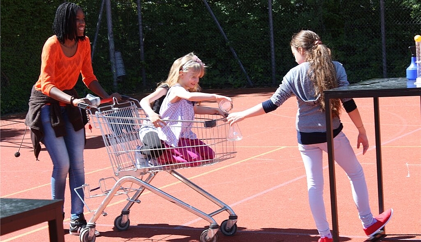 Die Grossen schieben die Kleinen über den roten Platz.
Die Grossen schieben die Kleinen über den roten Platz.