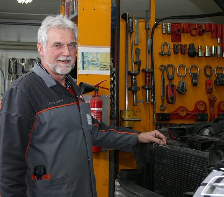 Urs Gottesleben, Inhaber der Carrosserie Neuenhof AG, ist Carrossier mit Leib und Seele. Foto: ska