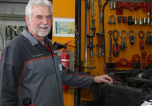 Urs Gottesleben, Inhaber der Carrosserie Neuenhof AG, ist Carrossier mit Leib und Seele. Foto: ska