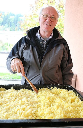 Klaus Amrein brät Rösti.Marie-Theres Müggler und Ruedi Mohr in der Küche, wo für rund 300 Personen gekocht wird.Armin Poznicek beim Servieren.Edy Meier kocht Leberwürste.Dora Lüthi beim Geschirrwaschen.