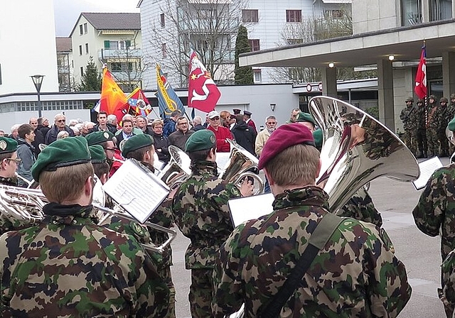 Feierlich Die Fahnendelegationen der Wettinger Vereine und das Militärspiel bereicherten die Zeremonie der Freunde des Schützen Vieri auf dem Rathausplatz. Fotos: Mü
